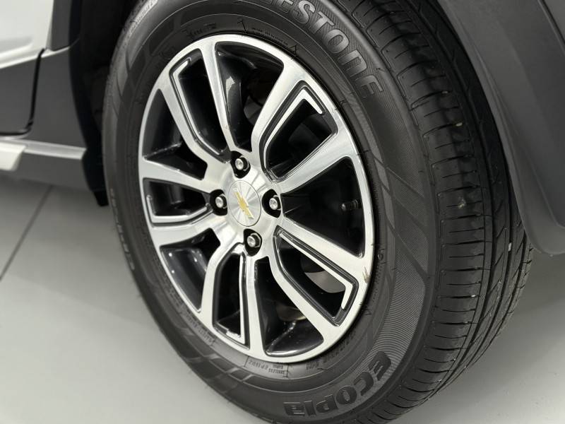 CHEVROLET - ONIX - 2018/2018 - Prata - R$ 70.900,00