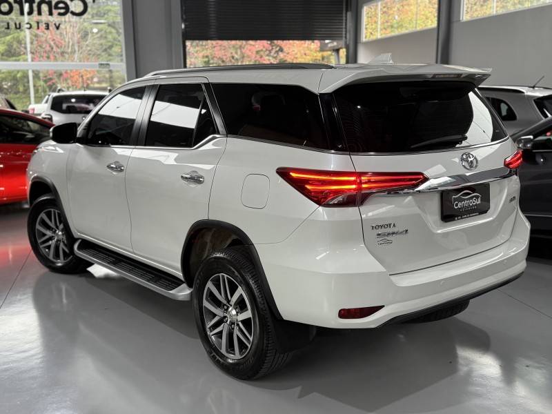 TOYOTA - HILUX SW4 - 2017/2017 - Branca - R$ 216.900,00