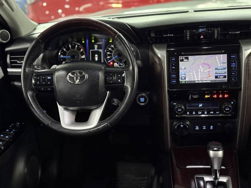 TOYOTA - HILUX SW4 - 2017/2017 - Branca - R$ 216.900,00