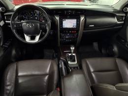 TOYOTA - HILUX SW4 - 2017/2017 - Branca - R$ 216.900,00