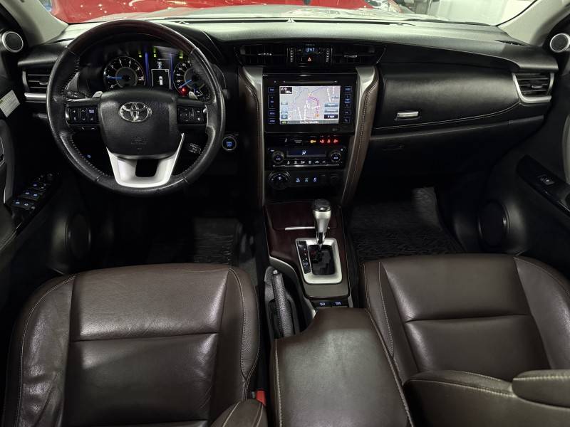 TOYOTA - HILUX SW4 - 2017/2017 - Branca - R$ 216.900,00