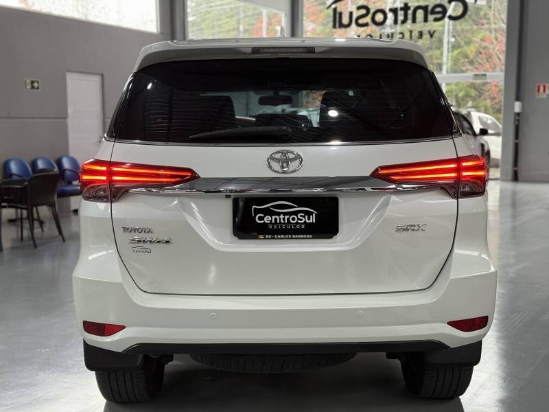 TOYOTA - HILUX SW4 - 2017/2017 - Branca - R$ 216.900,00