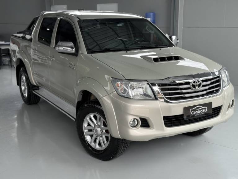TOYOTA - HILUX - 2014/2014 - Bege - R$ 150.900,00
