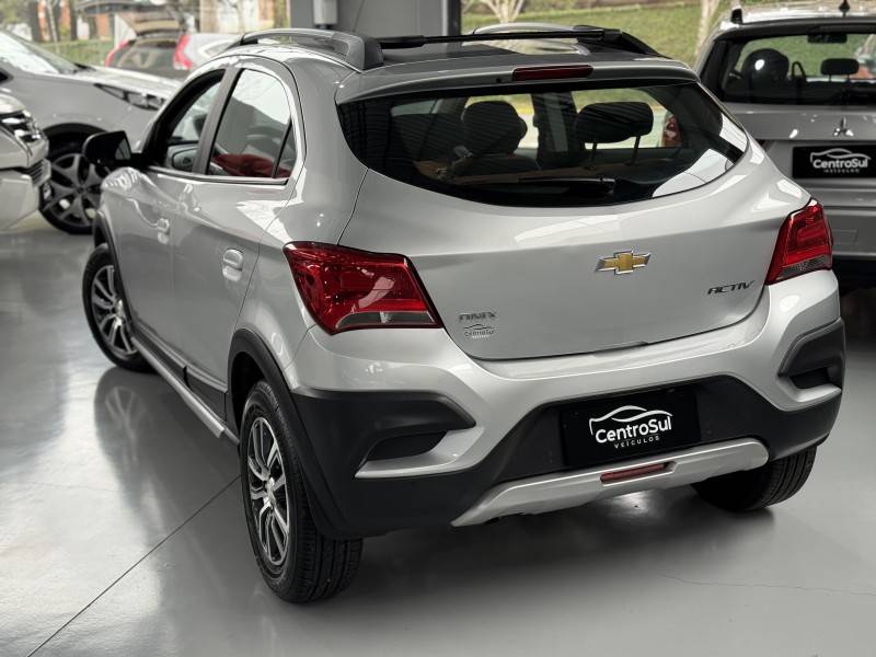 CHEVROLET - ONIX - 2018/2018 - Prata - R$ 70.900,00