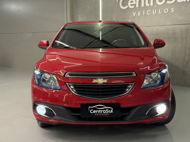 CHEVROLET - ONIX - 2013/2013 - Vermelha - R$ 46.900,00