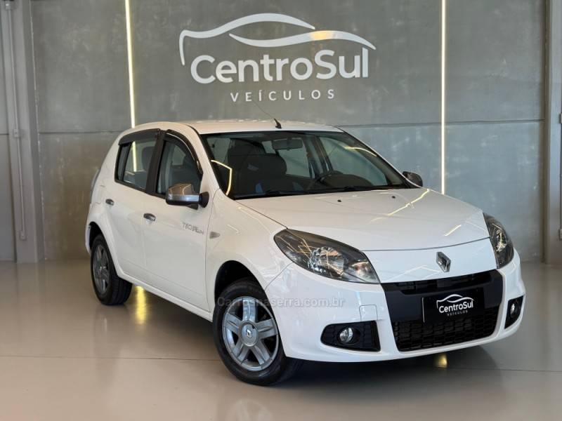 RENAULT - SANDERO - 2013/2014 - Branca - R$ 34.900,00