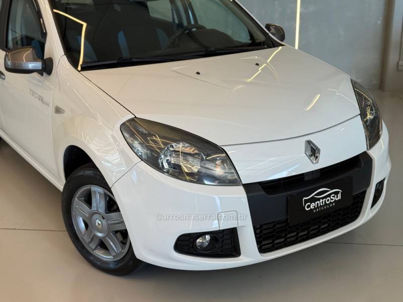 RENAULT - SANDERO - 2013/2014 - Branca - R$ 34.900,00
