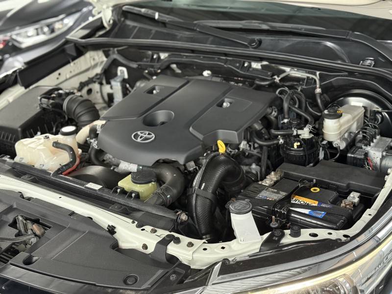 TOYOTA - HILUX SW4 - 2017/2017 - Branca - R$ 216.900,00