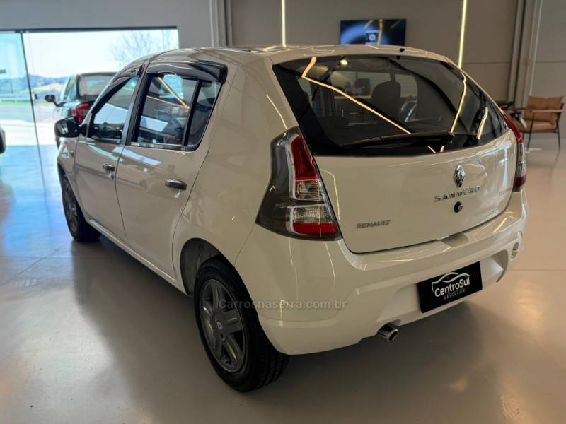 RENAULT - SANDERO - 2013/2014 - Branca - R$ 34.900,00
