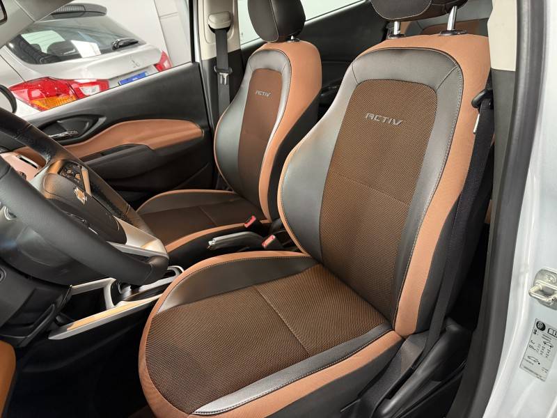 CHEVROLET - ONIX - 2018/2018 - Prata - R$ 70.900,00