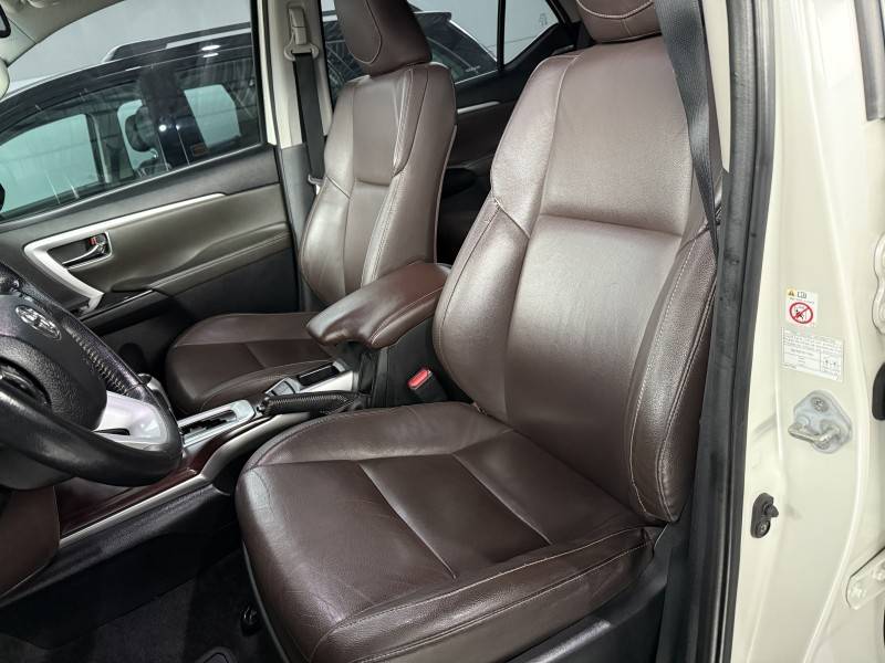 TOYOTA - HILUX SW4 - 2017/2017 - Branca - R$ 216.900,00