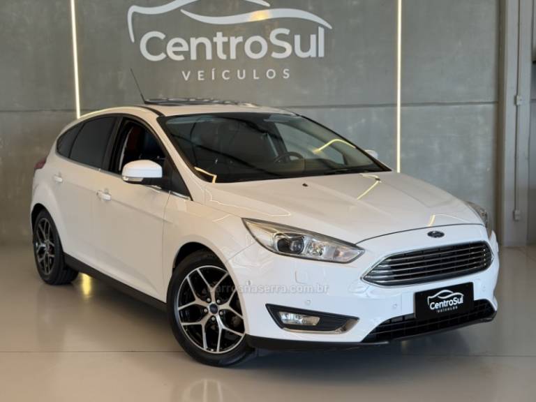 FORD - FOCUS - 2016/2017 - Branca - R$ 74.900,00
