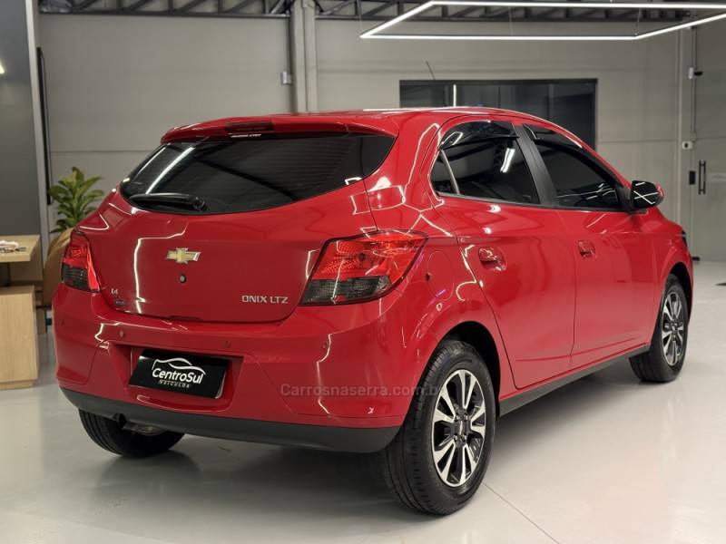 CHEVROLET - ONIX - 2013/2013 - Vermelha - R$ 46.900,00