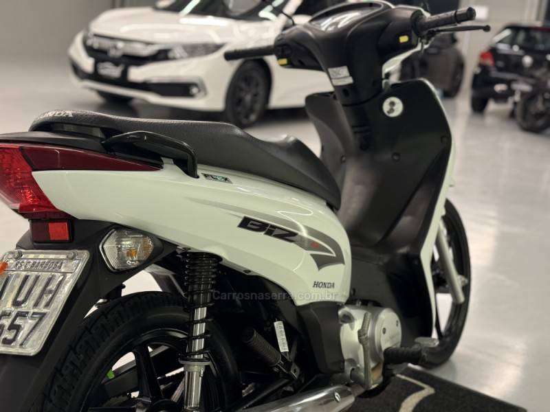 HONDA - BIZ 125 - 2013/2013 - Branca - R$ 13.900,00