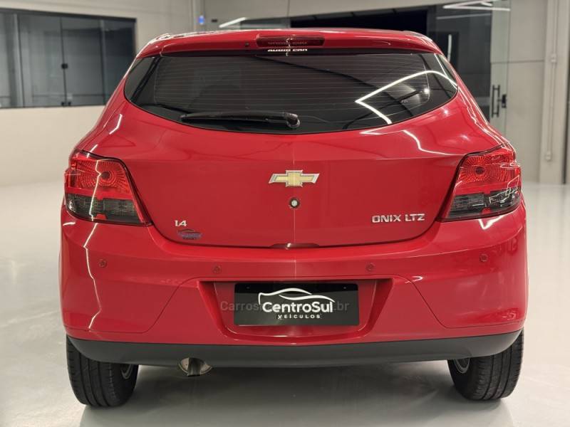 CHEVROLET - ONIX - 2013/2013 - Vermelha - R$ 46.900,00