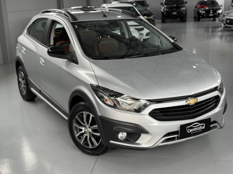 CHEVROLET - ONIX - 2018/2018 - Prata - R$ 70.900,00