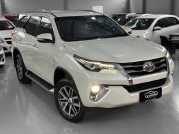 TOYOTA - HILUX SW4 - 2017/2017 - Branca - R$ 216.900,00
