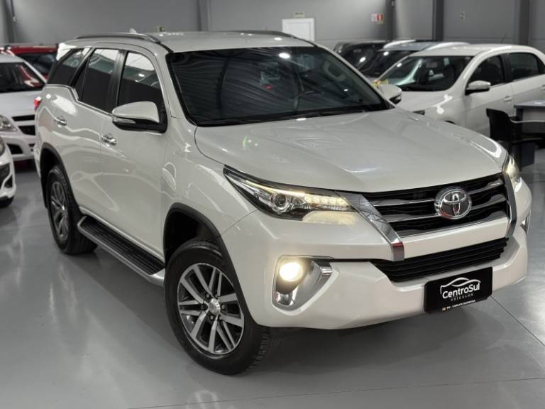 TOYOTA - HILUX SW4 - 2017/2017 - Branca - R$ 216.900,00