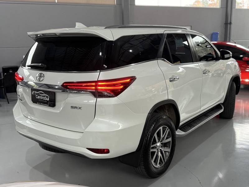 TOYOTA - HILUX SW4 - 2017/2017 - Branca - R$ 216.900,00