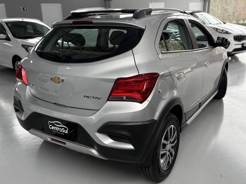 CHEVROLET - ONIX - 2018/2018 - Prata - R$ 70.900,00